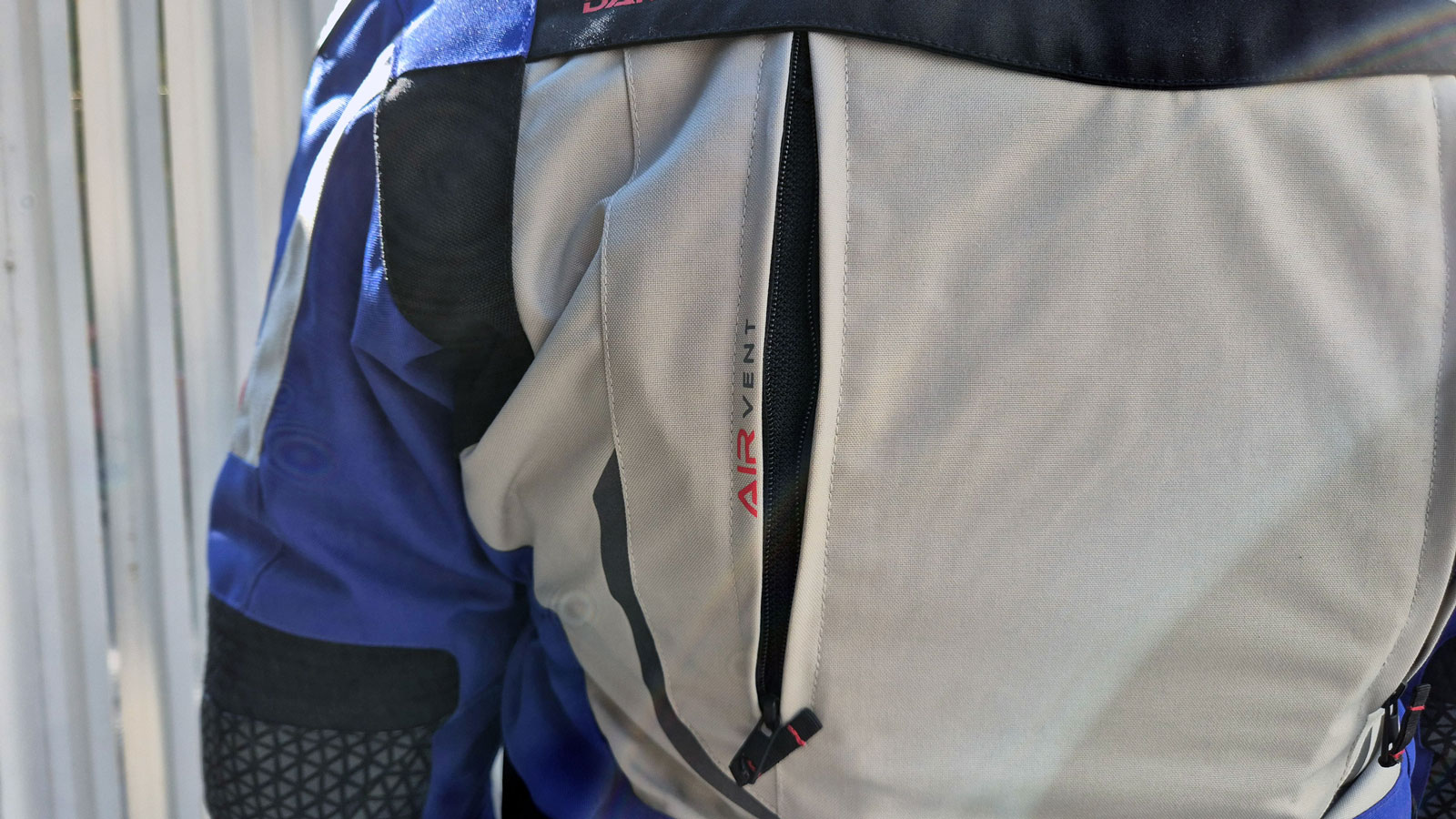 Μεγάλοι είναι οι δύο αεραγωγοί πλάτης του Nordcode Dakar Evo II.