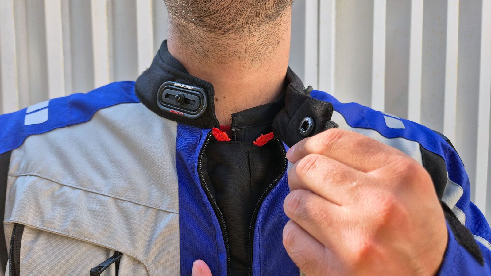 Στο κολάρο υπάρχει ένα ρυθμιζόμενο κουμπί ασφάλισης, αλλά και loop που ασφαλίζει σε γαντζάκι. 