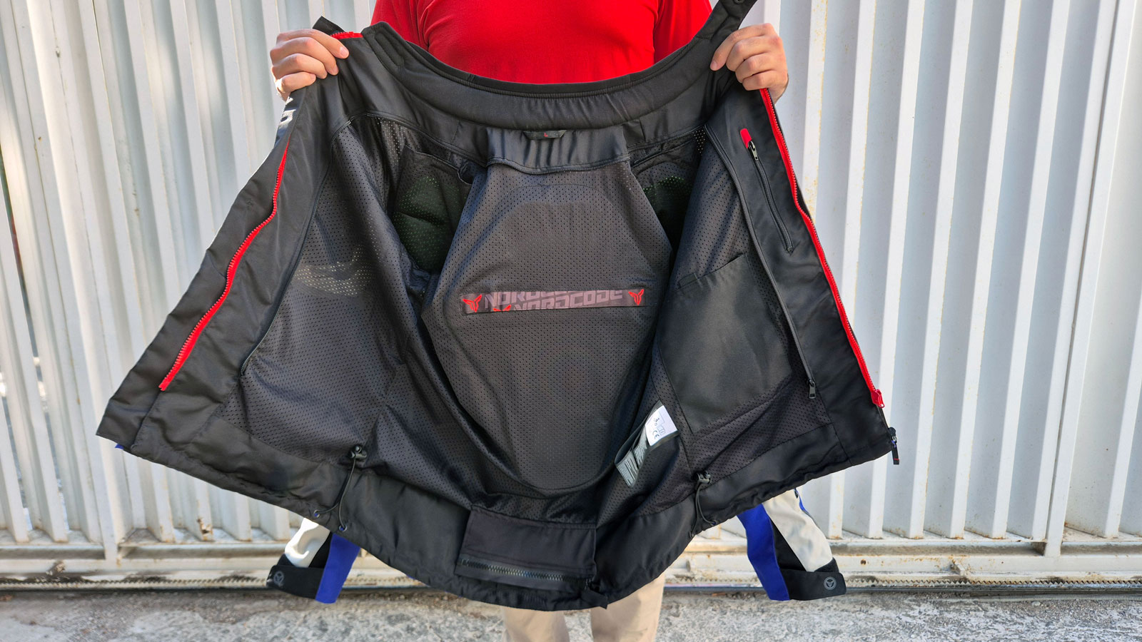 Το Nordcode Dakar Evo II, έρχεται εξοπλισμένο με προστασία πλάτης επιπέδου 1. 