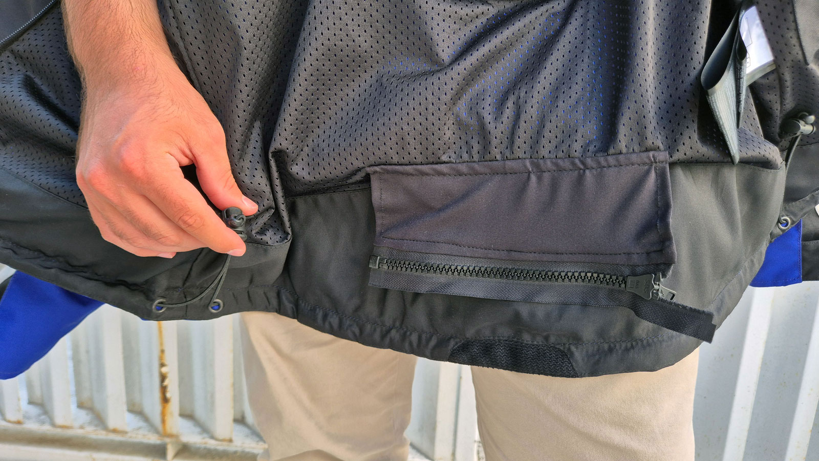 Το Nordcode Dakar Evo II δεν θα μπορούσε να μην διαθέτει και ένα φερμουάρ σύνδεσης παντελονιού. 