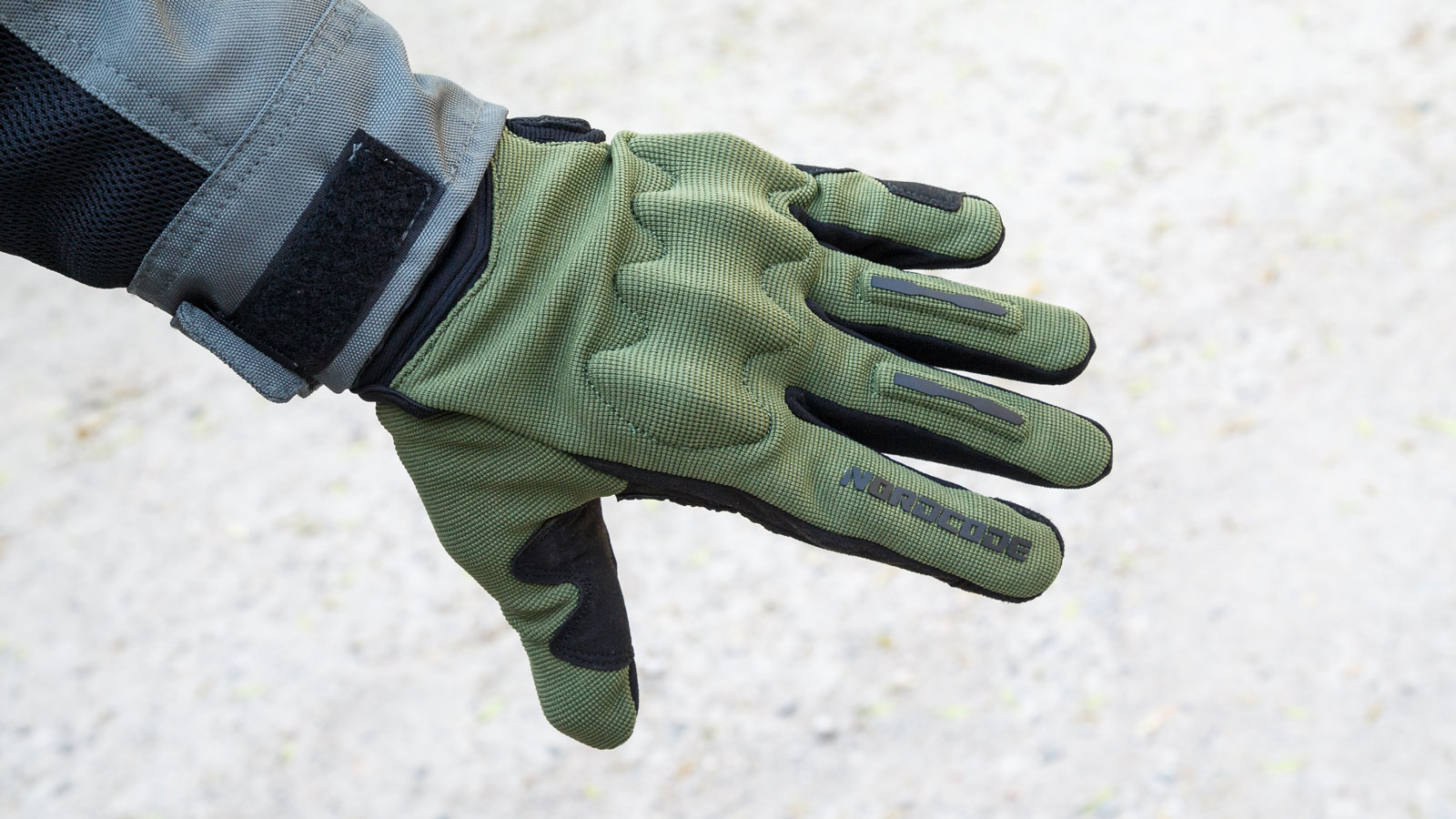 Το μεγάλο προστατευτικό ένθετο στις αρθρώσεις, δεν εμποδίζει τις κινήσεις όταν φοράς το Nordcode Escape, ενώ προσφέρει υψηλά επίπεδα προστασίας. 