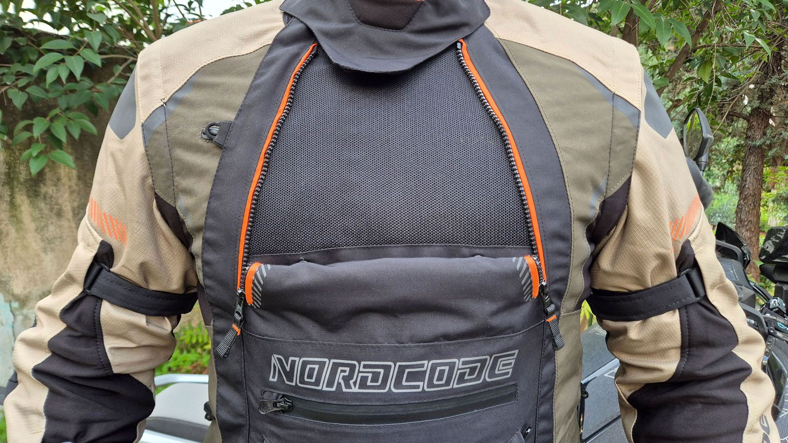 Ο μεγάλος αεραγωγός του στήθους στο Nordcode Safari, τυλίγεται και κουμπώνει στην ανοιχτή θέση. 