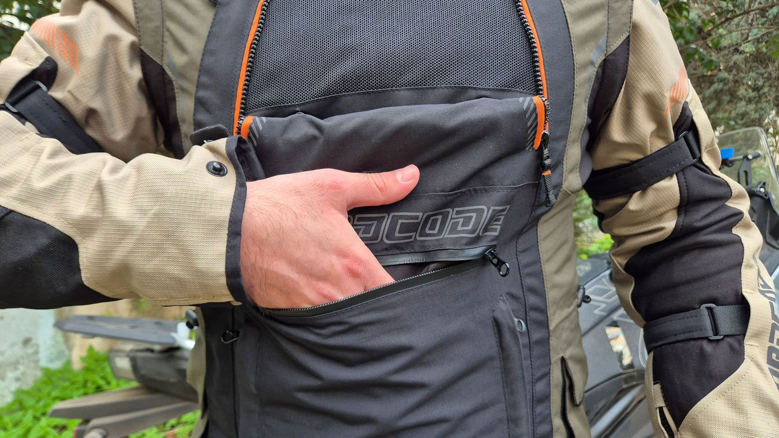 Αυτή η μεγάλη τσέπη του Nordcode Safari, έχει πλήρη αδιαβροχοποίηση. 