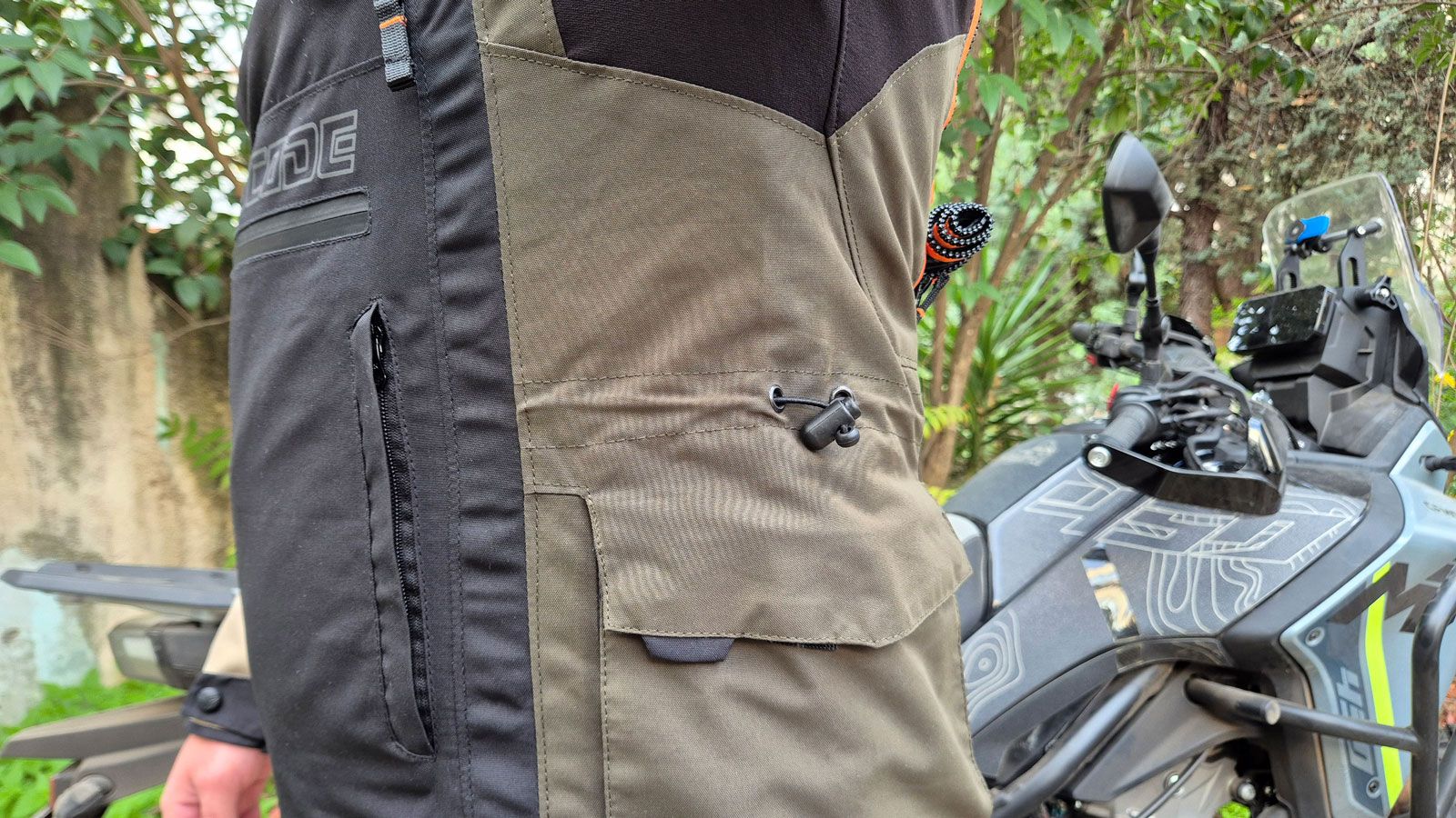 Το Nordcode Safari, διαθέτει στο πλάι ρυθμιστικά λάστιχα σύσφιξης. 