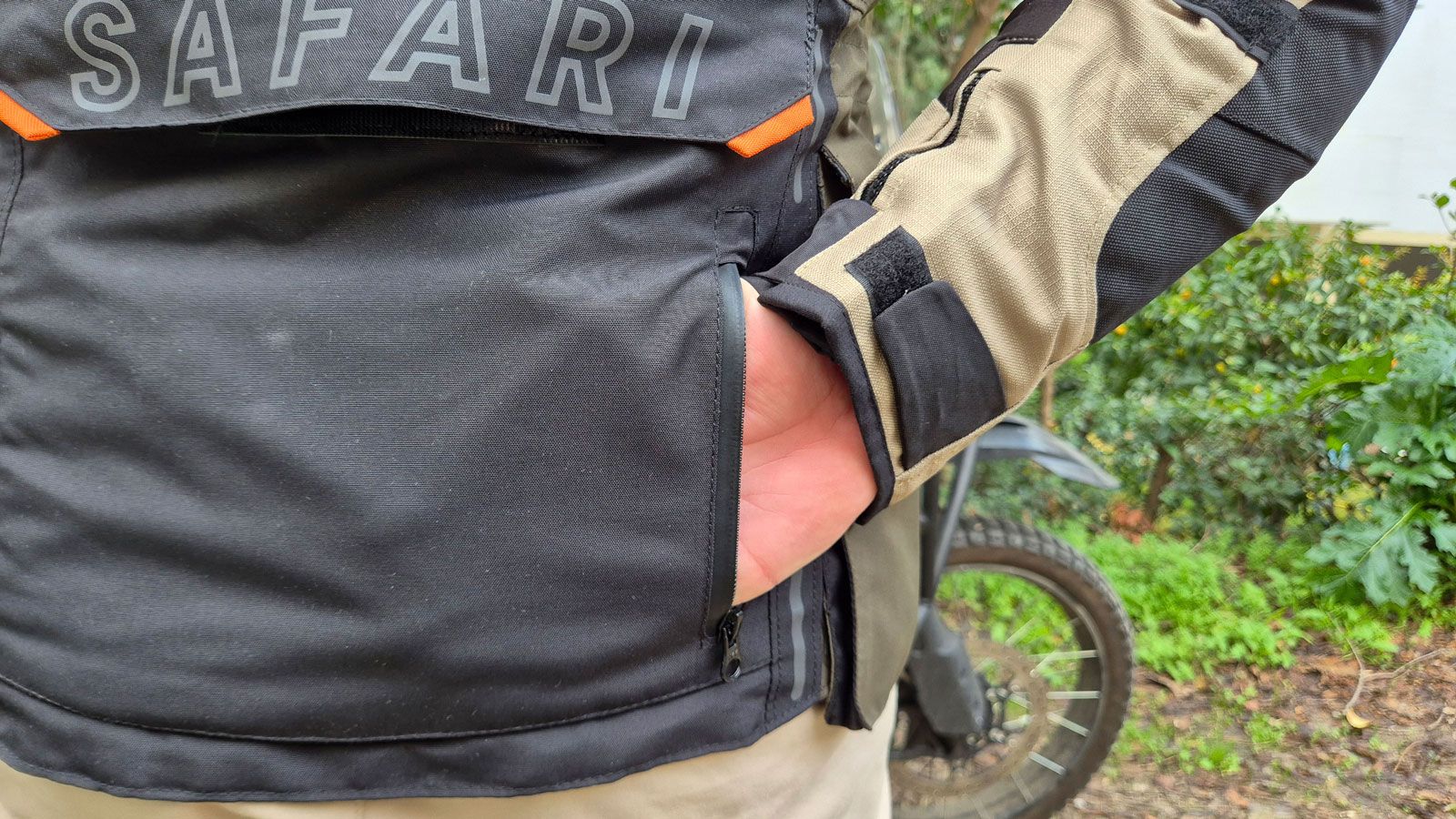 Η βασική πίσω τσέπη του Nordcode Safari, διαθέτει μία ακόμα επάνω σε αυτή που ανοίγει με το δεξί χέρι. 