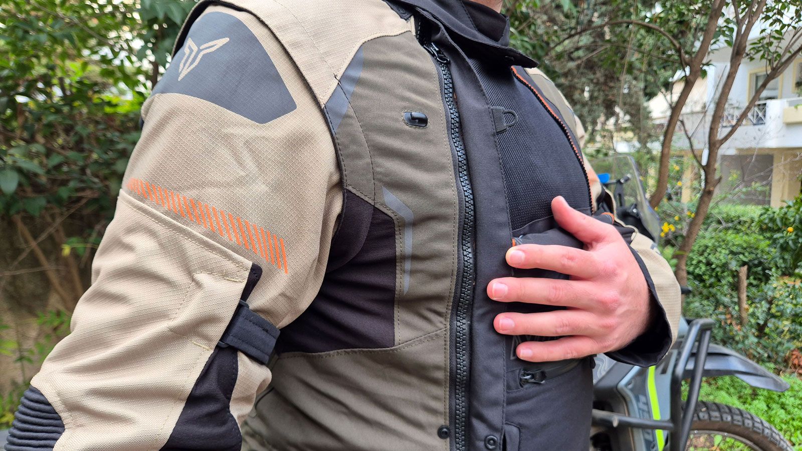 Το παράκεντρα τοποθετημένο φερμουάρ του Nordcode Safari, δίνει στο μπουφάν μία πολύ κομψή εμφάνιση από εμπρός. 