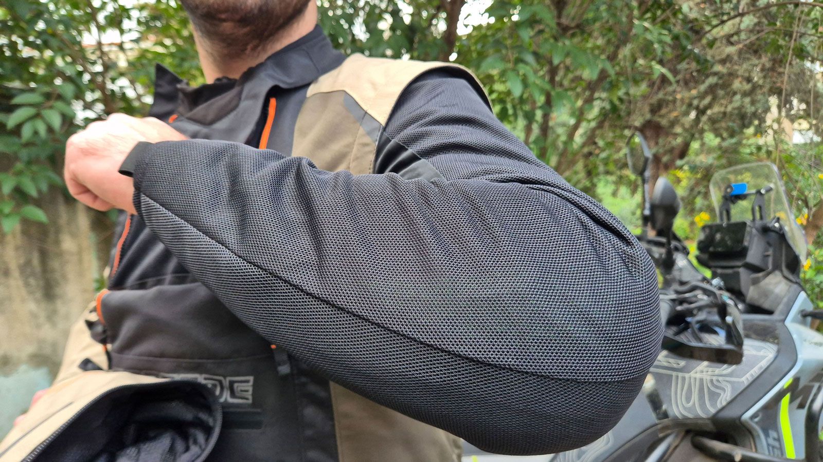 Τα προστατευτικά ένθετα του Nordcode Safari, τοποθετούνται στα εσωτερικά μανίκια, ώστε να μην κάνεις συμβιβασμούς στην ασφάλεια όταν η θερμοκρασία ανε