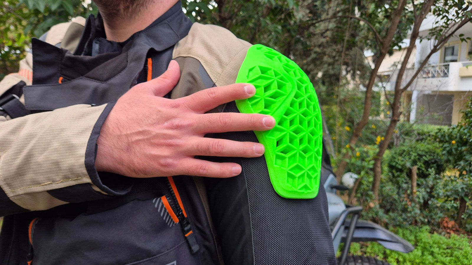 Αυτή είναι η προστασία ώμου του Nordcode Safari, η οποία είναι διάτρητη ώστε να μην εμποδίζει τον αερισμό. 