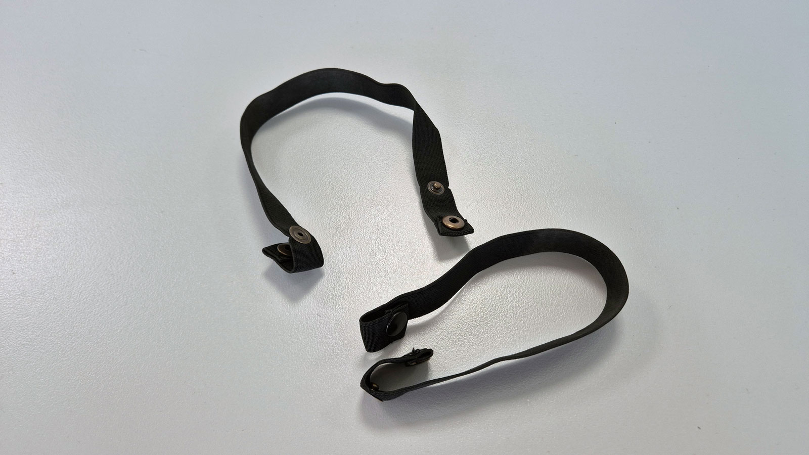 Αυτά τα δύο ελαστικά λουράκια, τοποθετούνται στα loops που υπάρχουν στα μπατζάκια του Nordcode Stelvio Jeans, ώστε αυτά να μην σηκώνονται όταν ανεβαίν