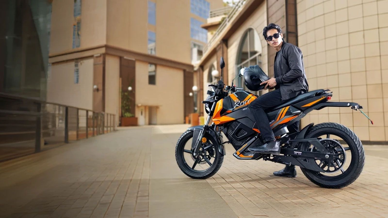 Στον εξοπλισμό περιλαμβάνονται χρωματιστή LED οθόνη, geofencing, DAS, UBA, αντικλεπτική προστασία και πακέτα εγγύησης έως 75.000 km ή 5 έτη.