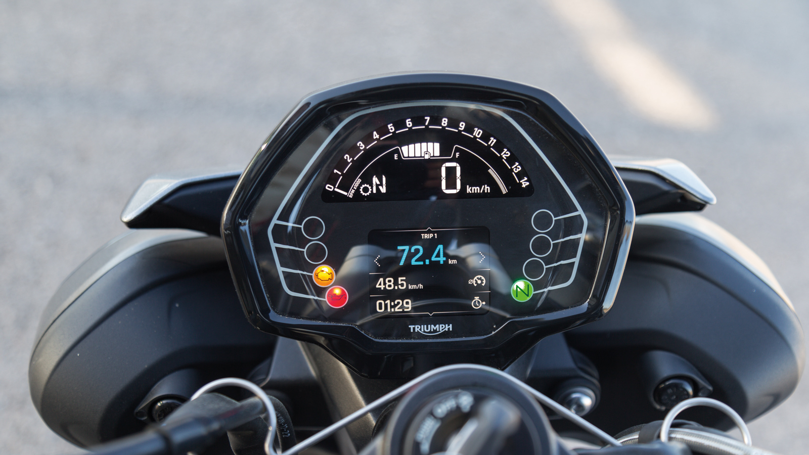 Ανάμεσα σε μούτρο και τιμόνι στέκεται μοναχική μια έγχρωμη TFT οθόνη με το κυρίως μέρος της να καταλαμβάνουν οι βασικές ενδείξεις.