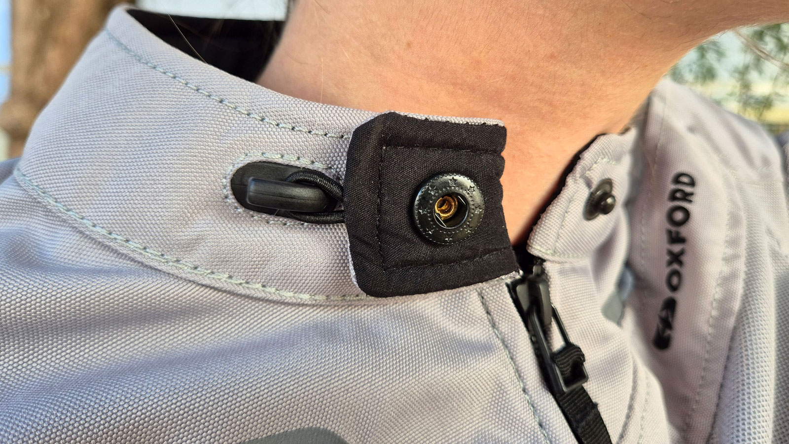 Το Oxford Arizona Air 1.0 WS, έχει μαλακό ύφασμα στο κολάρο, ευχάριστο στην επαφή με το δέρμα. 