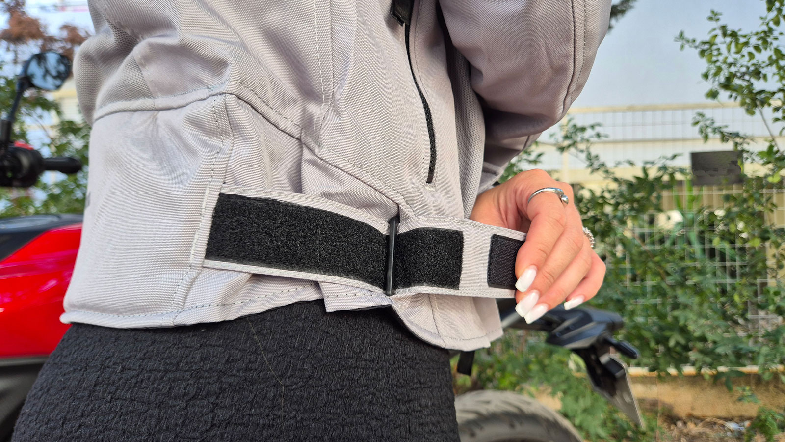 Οι ιμάντες σύσφιξης στο τελείωμα του Oxford Arizona Air 1.0 WS, θα θέλαμε να έχουν λίγο μεγαλύτερο εύρος ρύθμισης. 