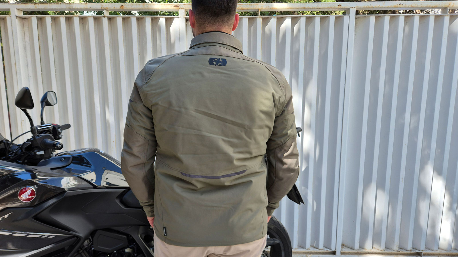 Στο πίσω μέρος, το Oxford Barkston D2D διαθέτει μία μεγάλη οριζόντια ανακλαστική γραμμή, στοιχείο πολύ σημαντικό για την ασφάλεια. 