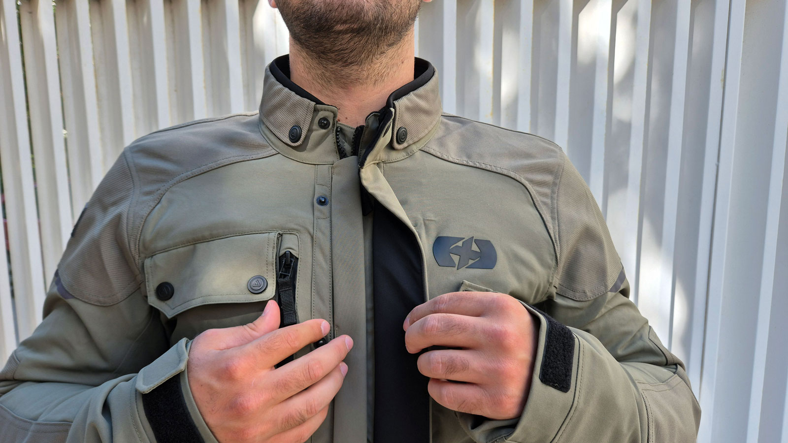 Το Oxford Barkston D2D, διαθέτει μία πιέτα ώστε να μην περνάει ο κρύος αέρας στο εσωτερικό του. 