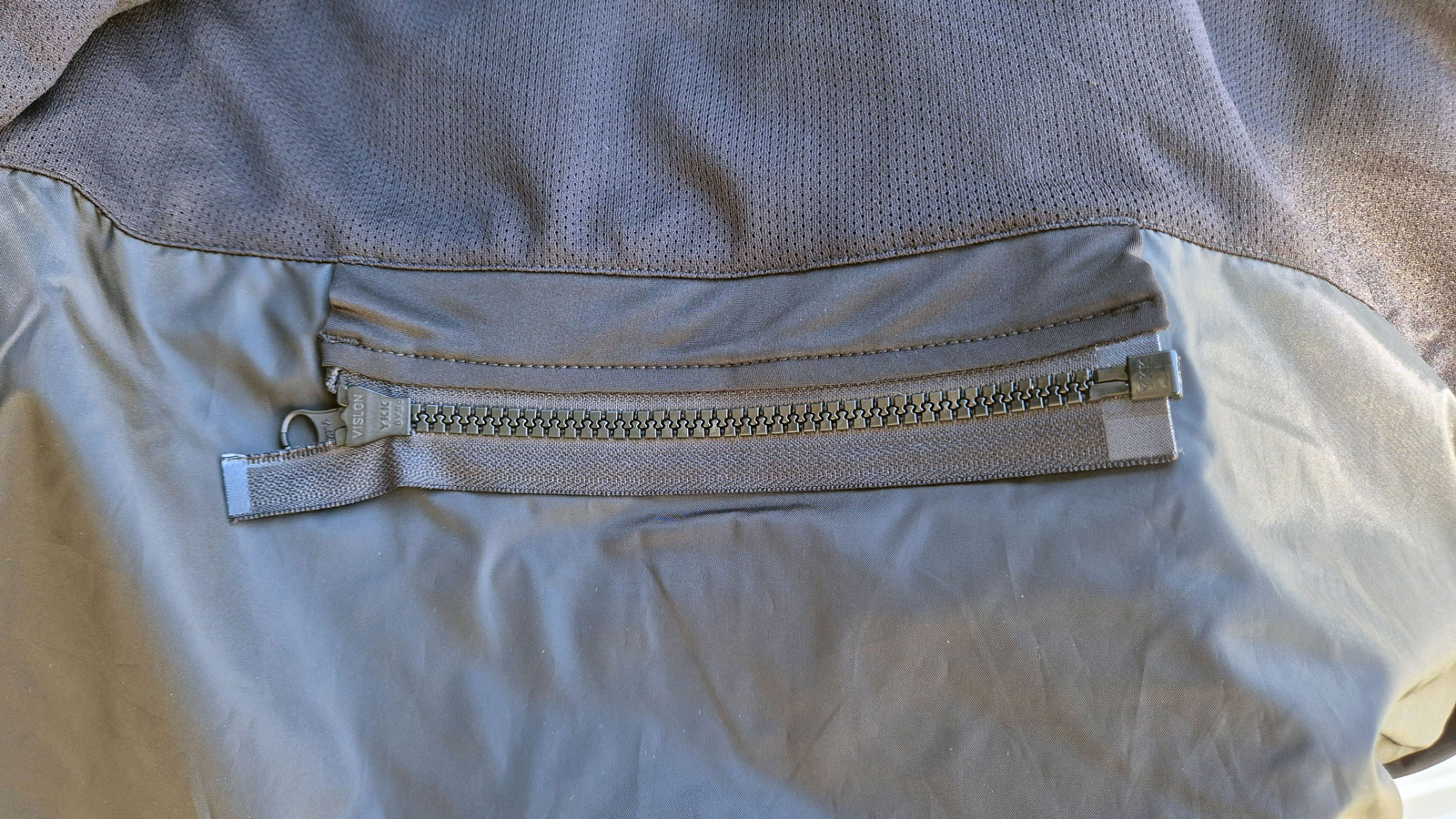 Το Oxford Barkston D2D δεν θα μπορούσε να μην έχει και ένα φερμουάρ σύνδεσης παντελονιού ώστε να προσφέρει τα μέγιστα επίπεδα άνεσης. 