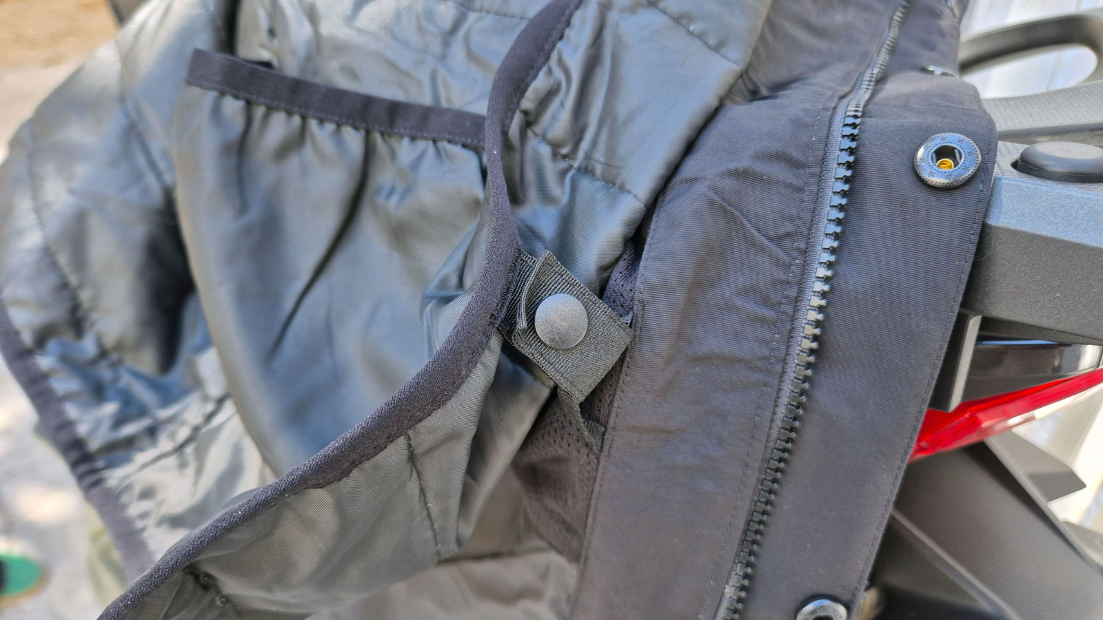 Η θερμική επένδυση του Oxford Barkston D2D, συνδέεται με αυτό μέσω 2 πλευρικών φερμουάρ και 3 κουμπιών. 