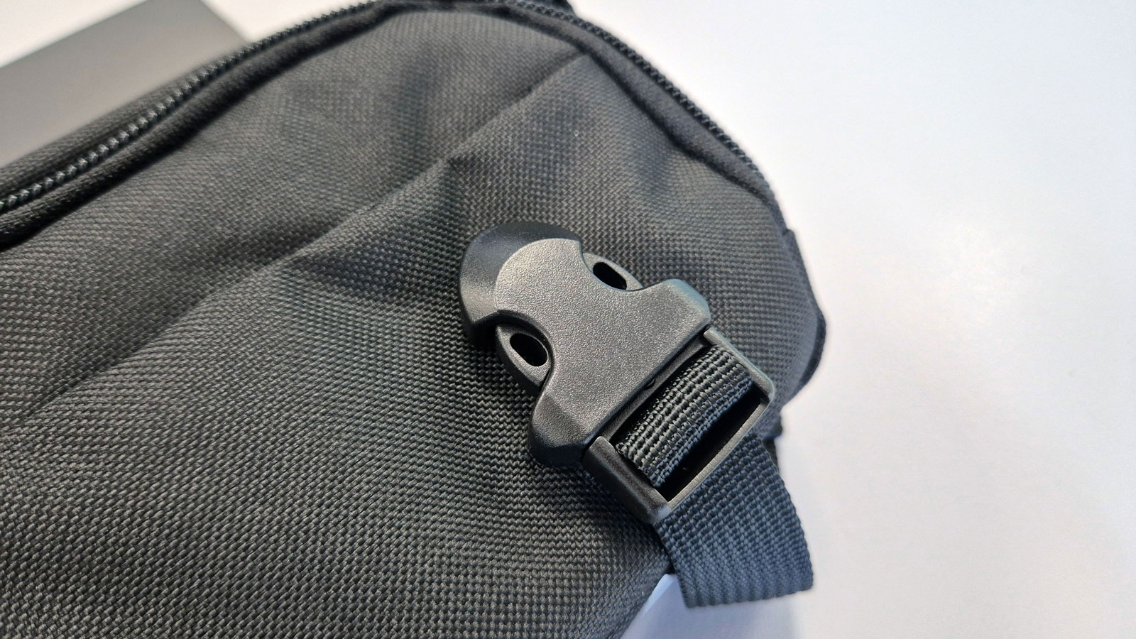 Η ασφάλιση των τσαντών Oxford Nomad με σύστημα Click n Secure, θα διασφαλίσει την στιβαρή στήριξη των τσαντών επάνω στο Harness.