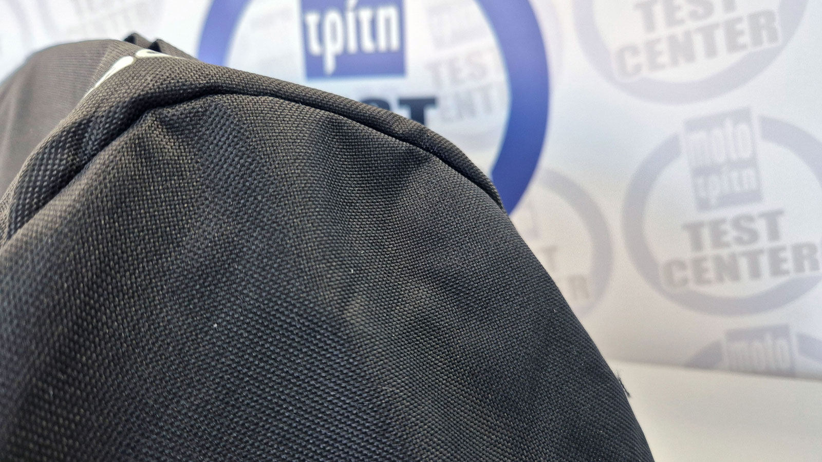 Η υψηλή ποιότητα κατασκευής των τσαντών Oxford Nomad είναι εμφανής, με ανθεκτικό 600D υλικό το οποίο είναι ανθεκτικό στις τριβές και την κακοκαιρία.