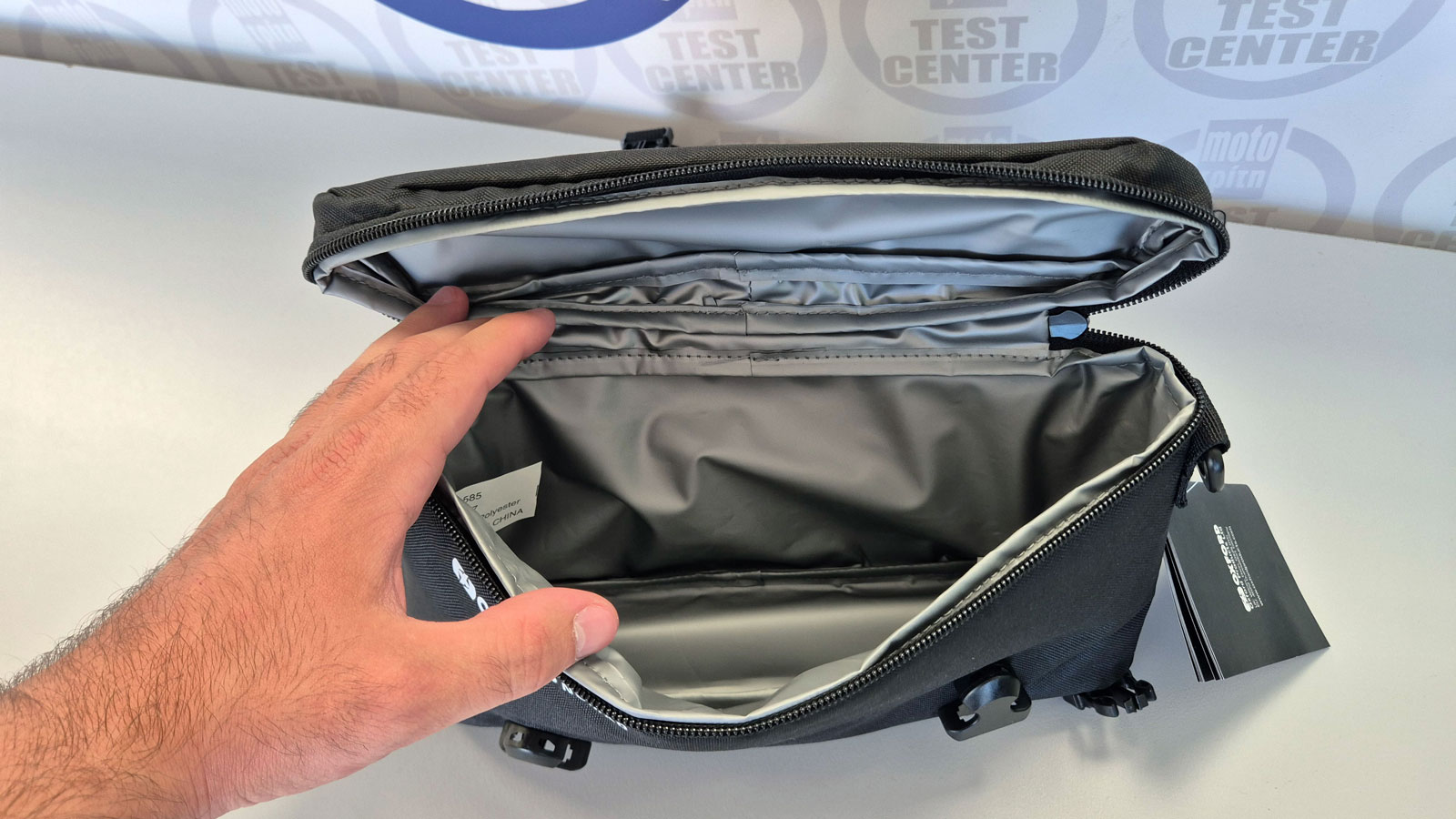 Το Oxford Nomad Cool Bag, διαθέτει μία εσωτερική επένδυση με μόνωση ώστε να διατηρεί τρόφιμα και ποτά δροσερά. 