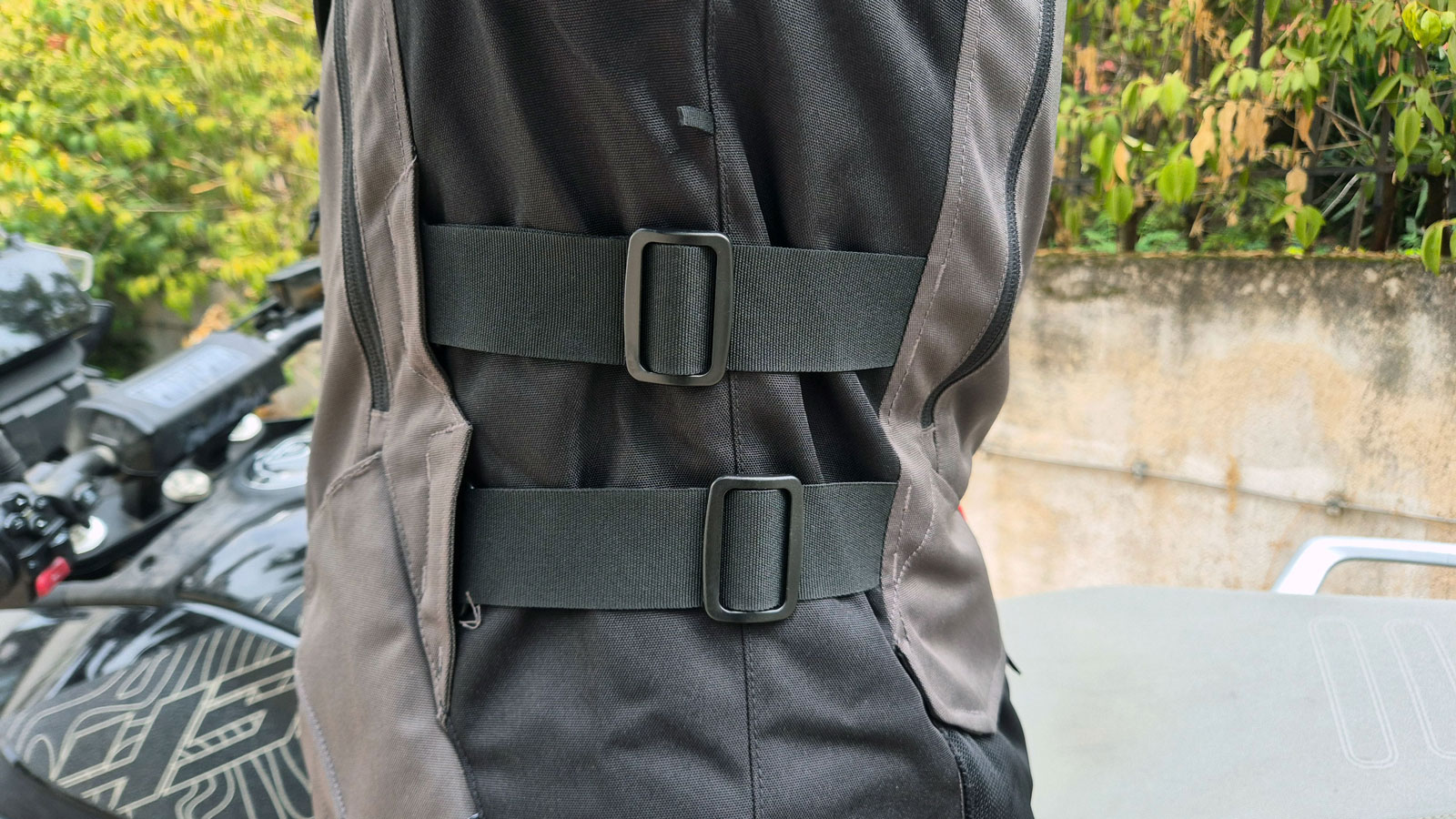 Το Oxford Rockland διαθέτει 2 ρυθμιστικούς ιμάντες στη μέση. 