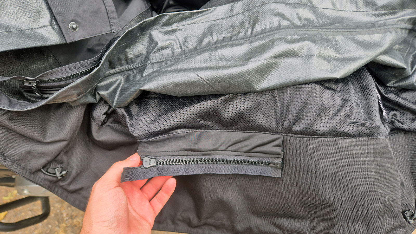 Το Oxford Rockland διαθέτει 2 φερμουάρ σύνδεσης παντελονιού με διαφορετικό μήκος. 