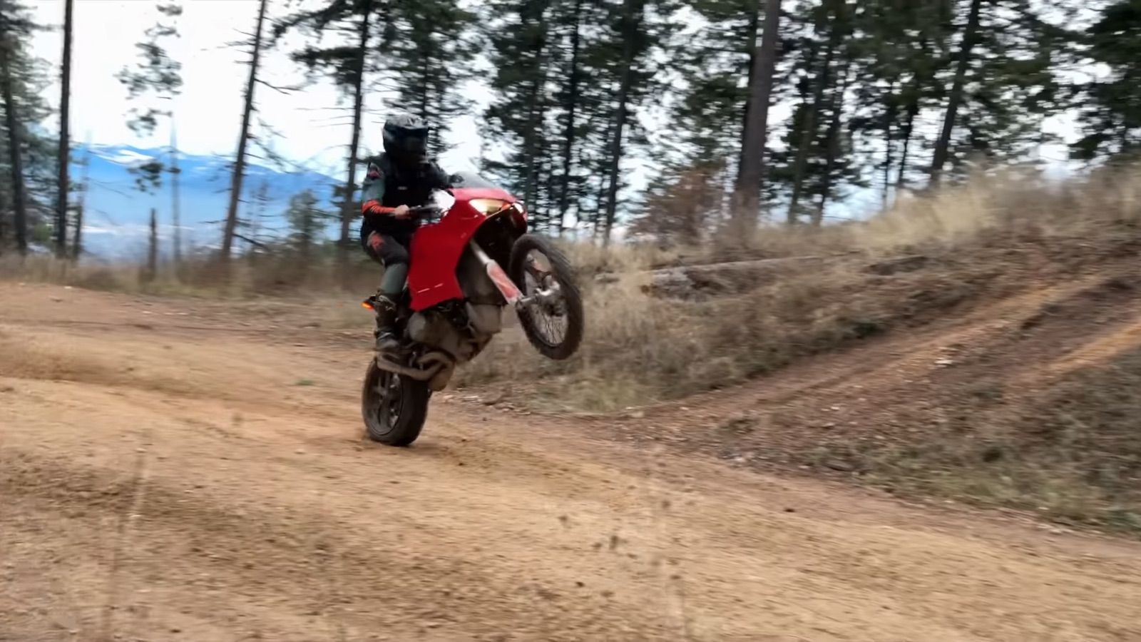 Ducati «Desert X» V4: Ιδανική για άλματα στα βουνά με 150+ ίππους (+video)