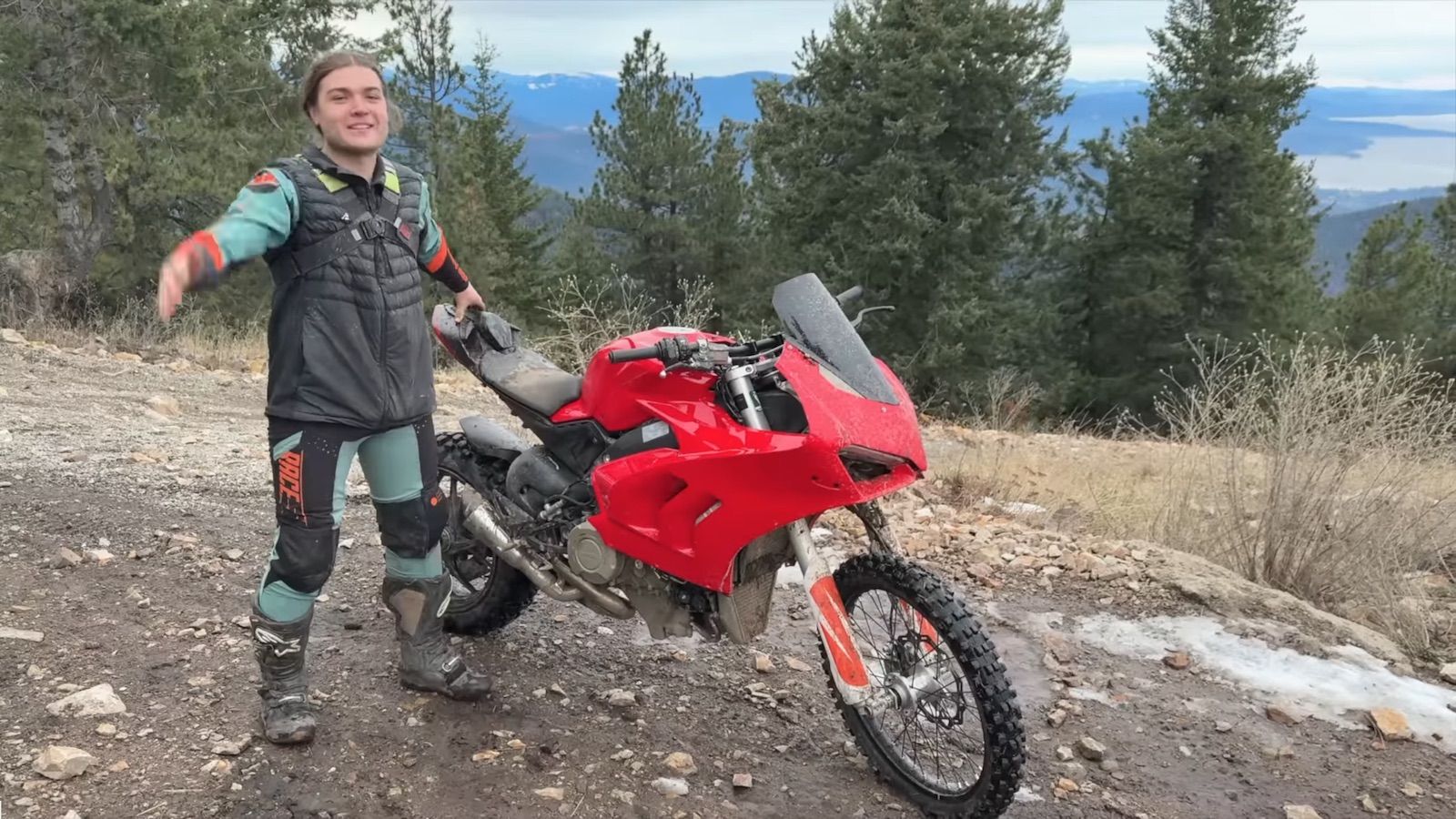 Ducati «Desert X» V4: Ιδανική για άλματα στα βουνά με 150+ ίππους (+video)