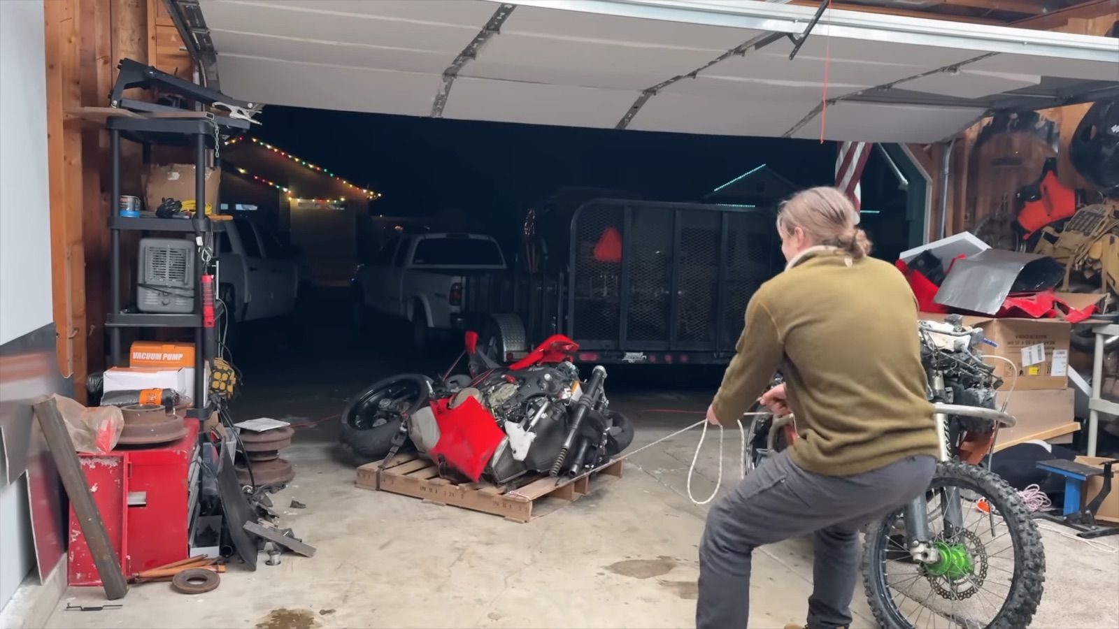 Ducati «Desert X» V4: Ιδανική για άλματα στα βουνά με 150+ ίππους (+video)