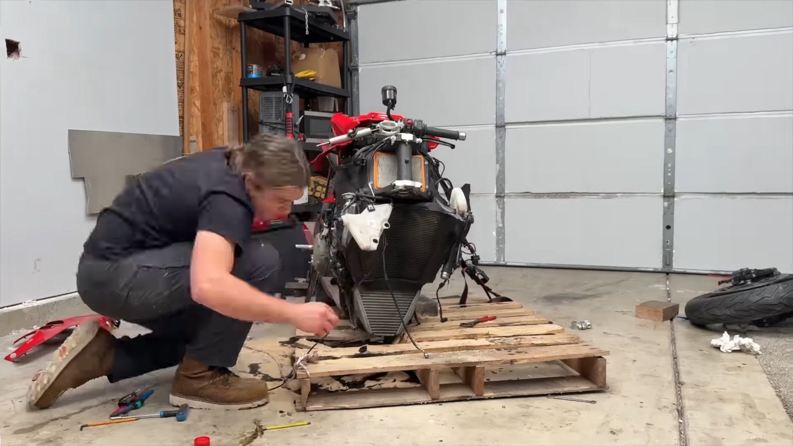 Ducati «Desert X» V4: Ιδανική για άλματα στα βουνά με 150+ ίππους (+video)