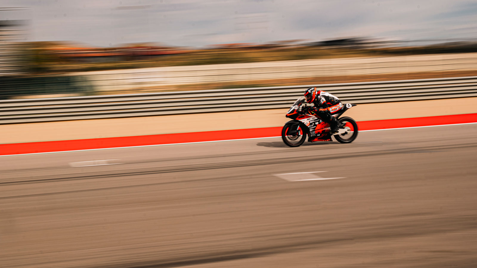 Κάθε βίδα, κάθε carbon πάνελ, κάθε ηλεκτρονικό κύκλωμα πέρασε από τα χέρια τους, μέσα από δοκιμές, λάθη και διορθώσεις.