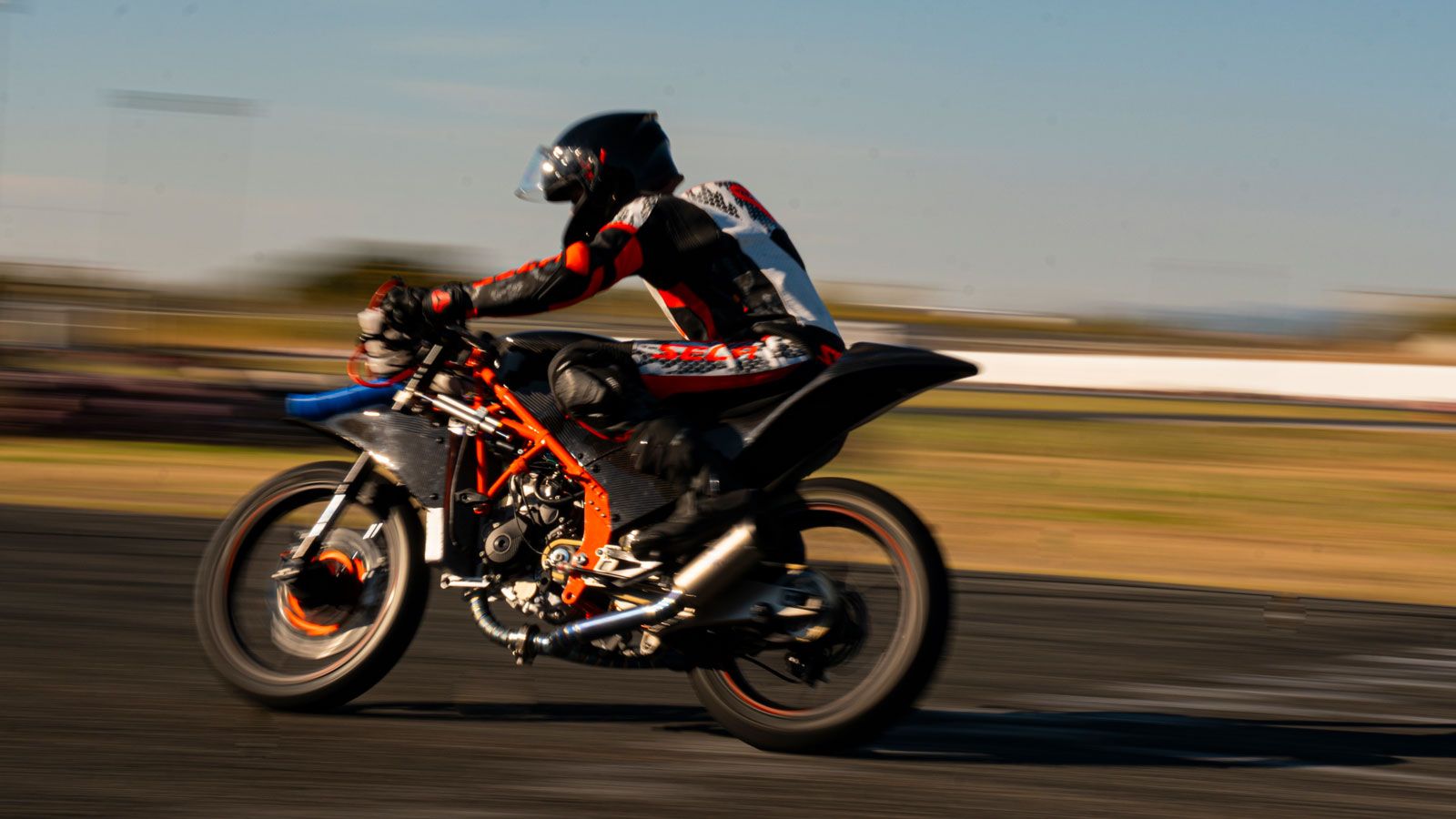 Το ταξίδι της Panther Racing ξεκίνησε το φθινόπωρο του 2023, με στόχο τη δημιουργία μιας νέας αγωνιστικής μοτοσυκλέτας, σχεδιασμένης και κατασκευασμέν