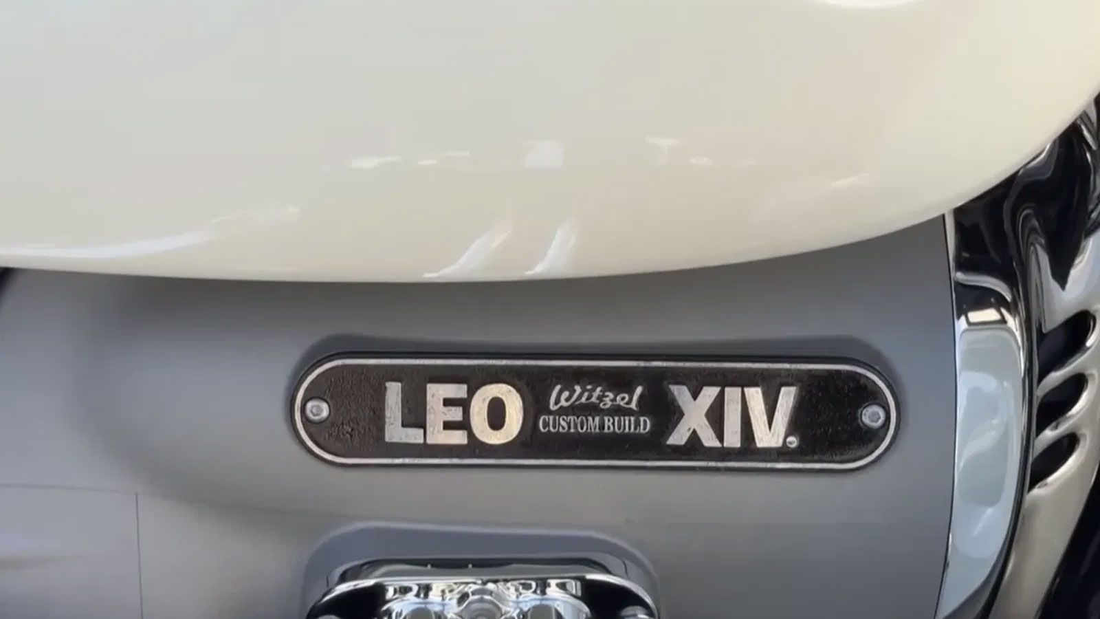 Η ίδια η BMW R18 δεν ήταν απλώς ένα εργοστασιακό μοντέλο: το συνεργείο της Witzel εργάστηκε εβδομάδες για να τη μεταμορφώσει, εμπνευσμένη από το Popem