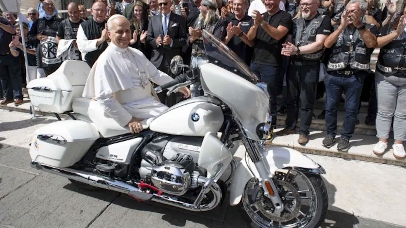 Στην πλατεία του Αγίου Πέτρου, ο Πάπας Λέων XIV συμμετείχε σε μια ξεχωριστή τελετή, όπου υπέγραψε και κάθισε σε μια ειδικά τροποποιημένη BMW R18 Trans