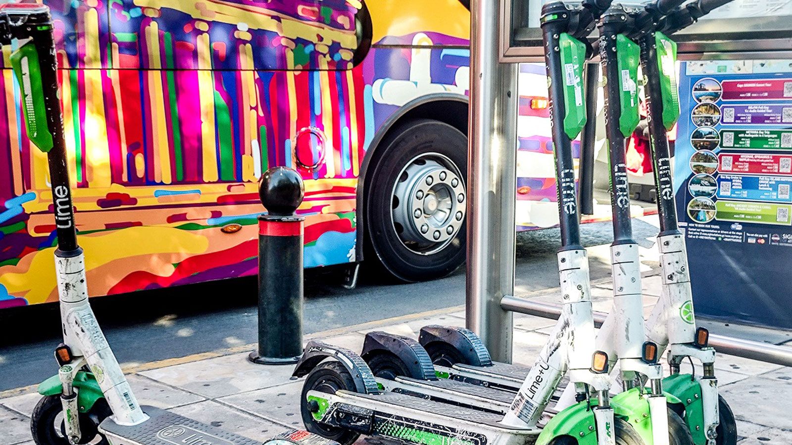 Ο Δήμος Αθηναίων προχωρά στον καθορισμό 70 ειδικών χώρων στάθμευσης για ηλεκτρικά πατίνια σε καίρια σημεία της πόλης. Οι χώροι αυτοί εντοπίζονται σε π