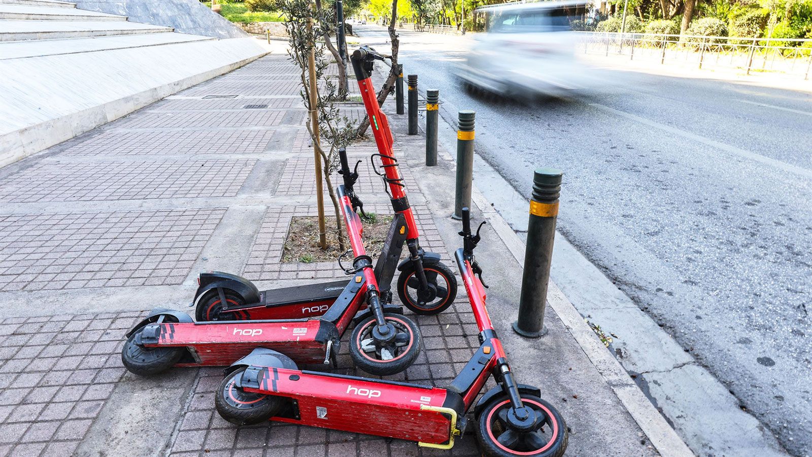 Σύμφωνα με την «Εφ.Συν.», στην πρωτεύουσα κυκλοφορούν σήμερα περίπου 5.500 έως 6.000 πατίνια από τουλάχιστον επτά διαφορετικές ιδιωτικές εταιρείες. Κι