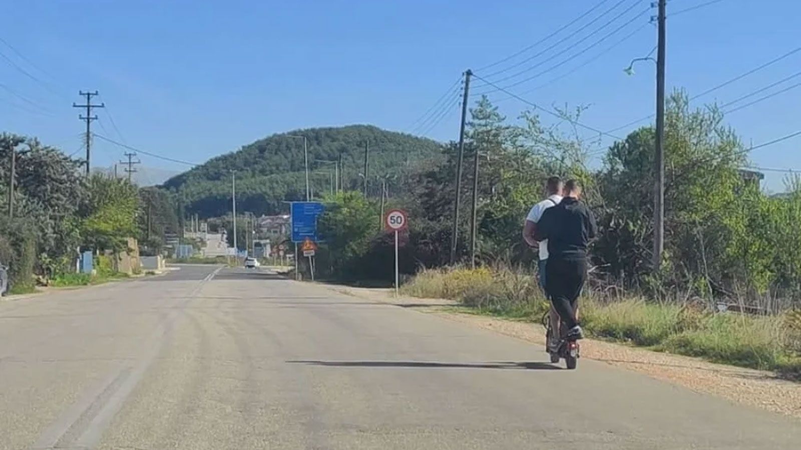 Η εικόνα δύο νεαρών, πιθανότατα ανήλικων, να κινούνται δικαβαλιά με ηλεκτρικό πατίνι στη μέση της παλιάς εθνικής Ιωαννίνων – Ηγουμενίτσας, στο ύ