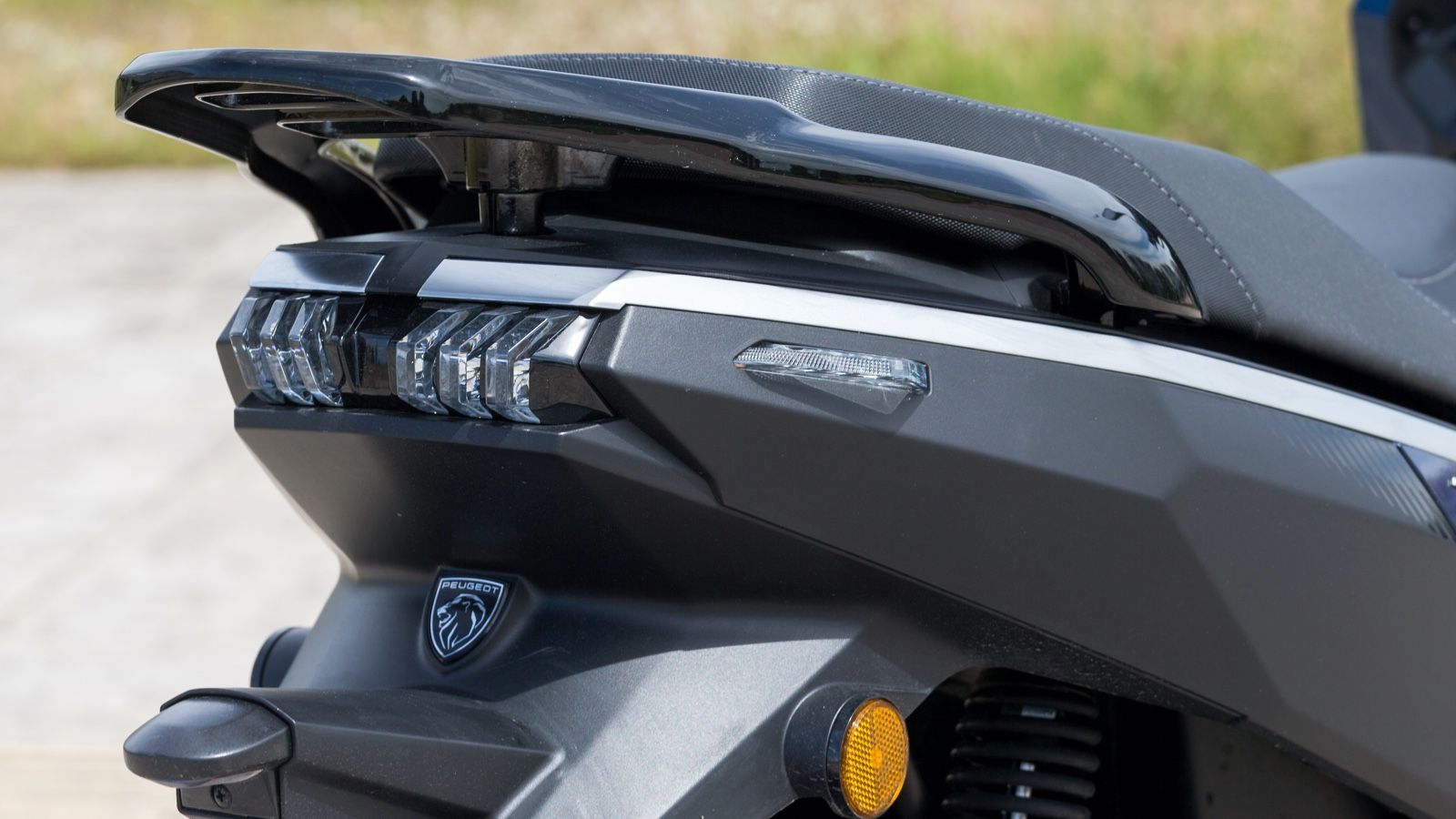 Πίσω φως με «νύχια» από λιοντάρι, στα πρότυπα του σχεδιασμού των αυτοκινήτων της Peugeot.