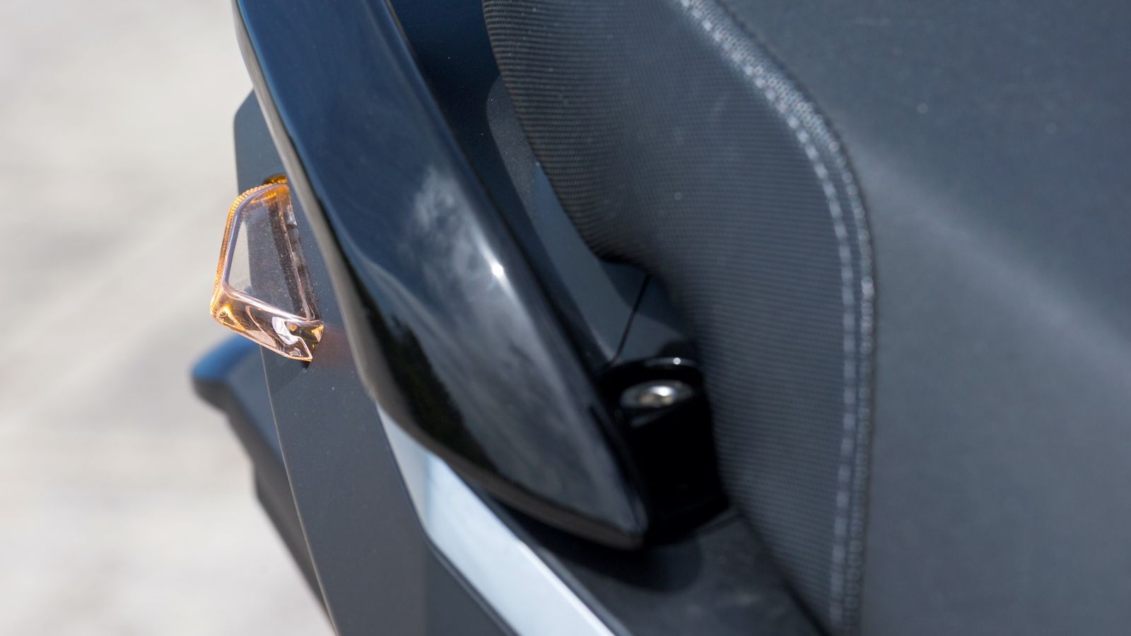 Φλας που ξεπροβάλλουν διάφανα και φωτίζονται πορτοκαλί όταν ανάβουν.