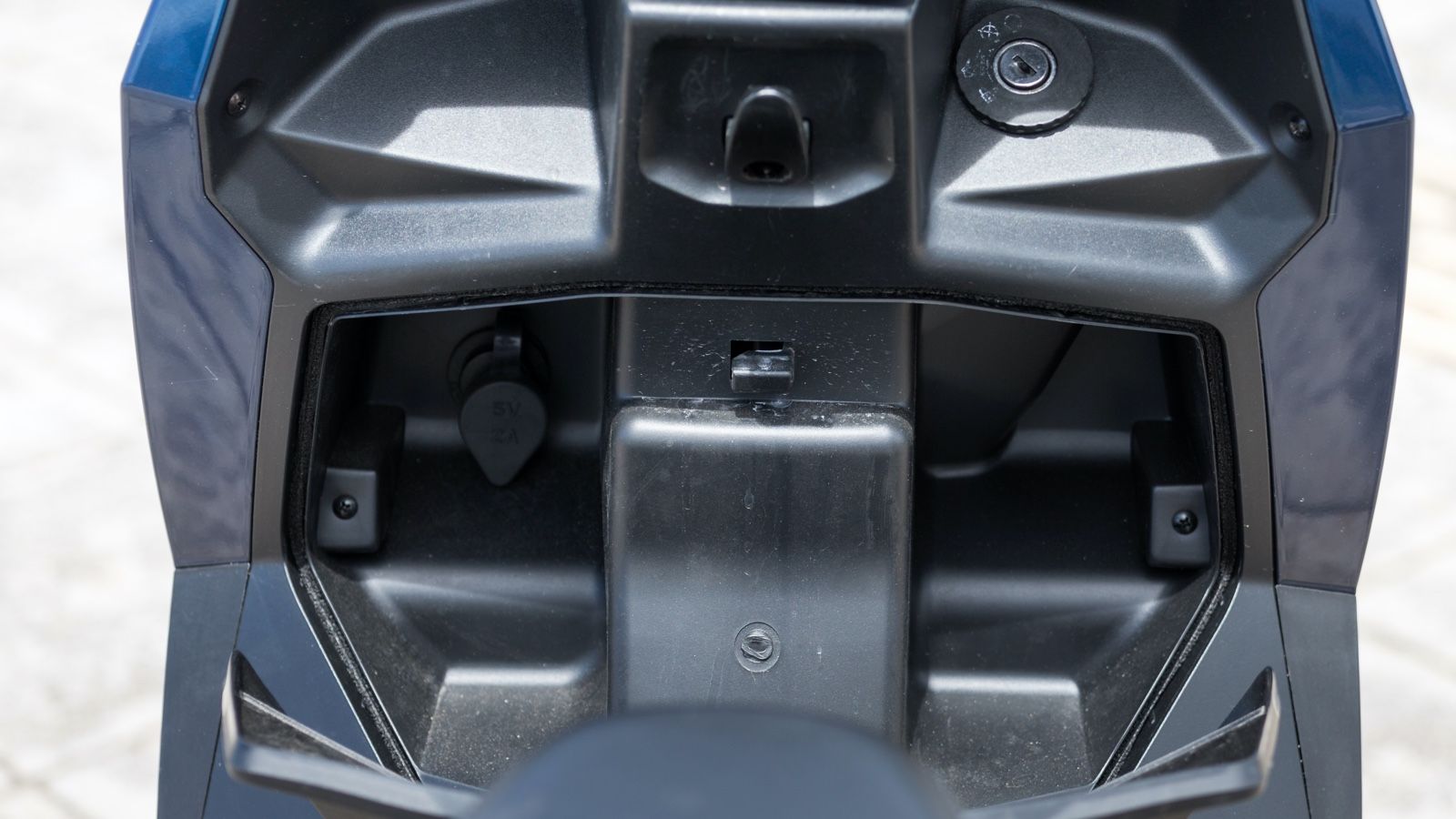 Ντουλαπάκι στην ποδιά που κλειδώνει με τον κλασικό τρόπο και προσφέρει μικροχώρους για αντικείμενα και θύρα USB στην αριστερή του πλευρά.