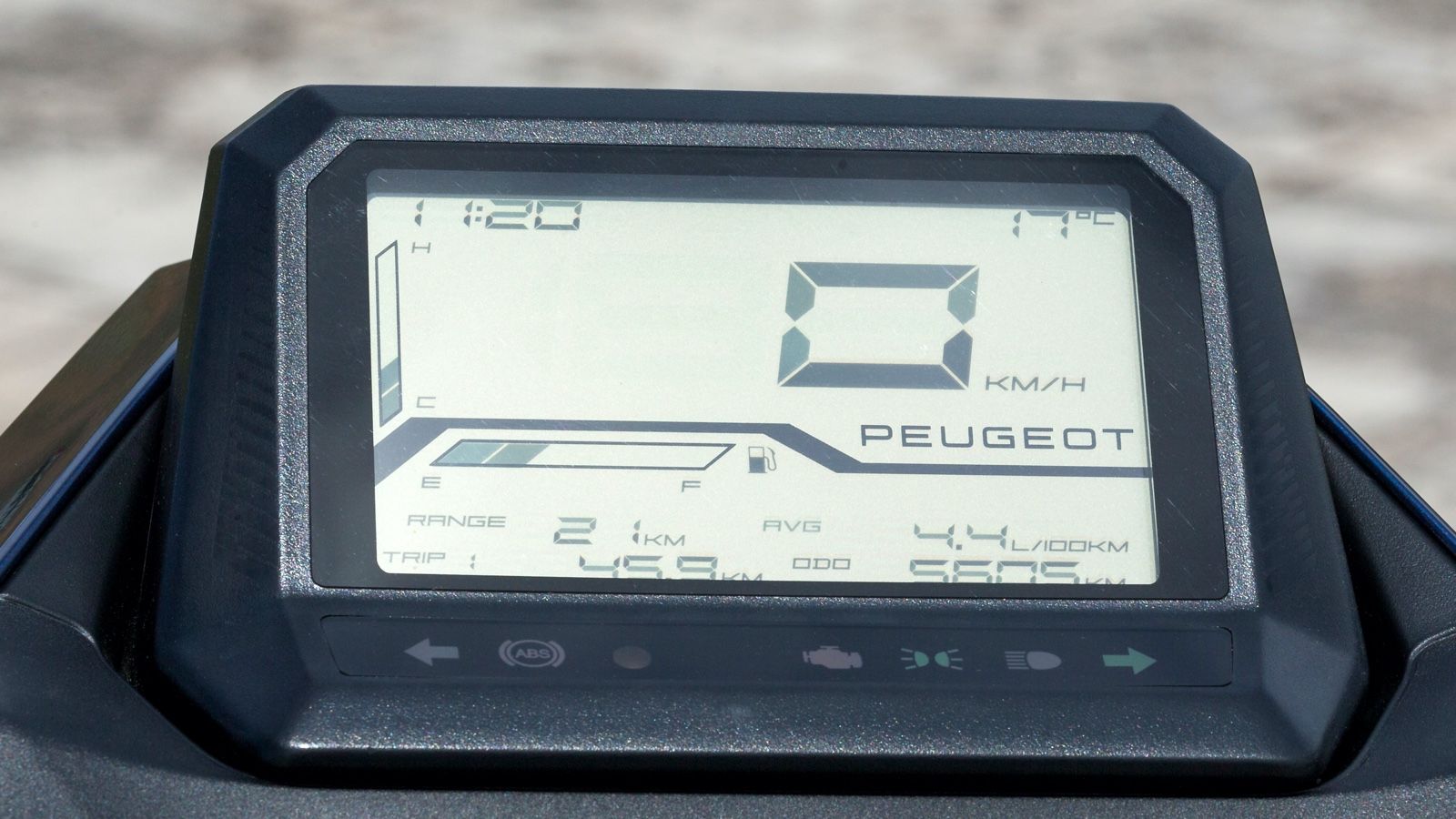 Οθόνη LCD με ρετρό σχεδιασμό που ξεπροβάλλει από τα μπροστινά πλαστικά, όπως των αυτοκινήτων.