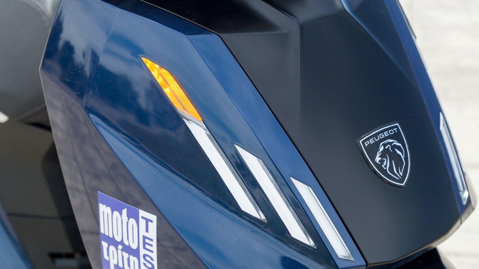 Η σχεδιαστική ταυτότητα της Peugeot είναι χαρακτηριστική και στη μάσκα, όπου τα κάθετα DRL LED δίνουν τη θέση τους στα φλας.