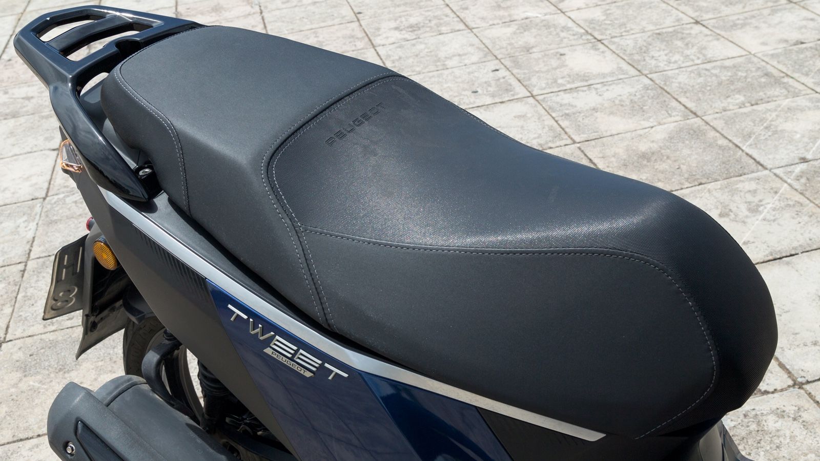 Μεγάλη σέλα με τυπικά επίπεδα άνεσης.