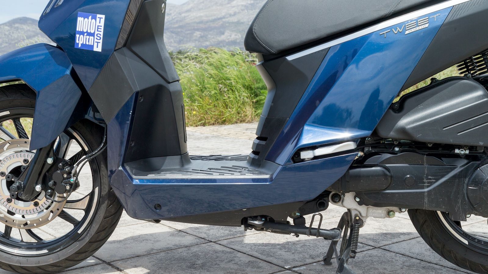 Επίπεδο πάτωμα και γάντζος για μεταφορά καθημερινών αντικειμένων.