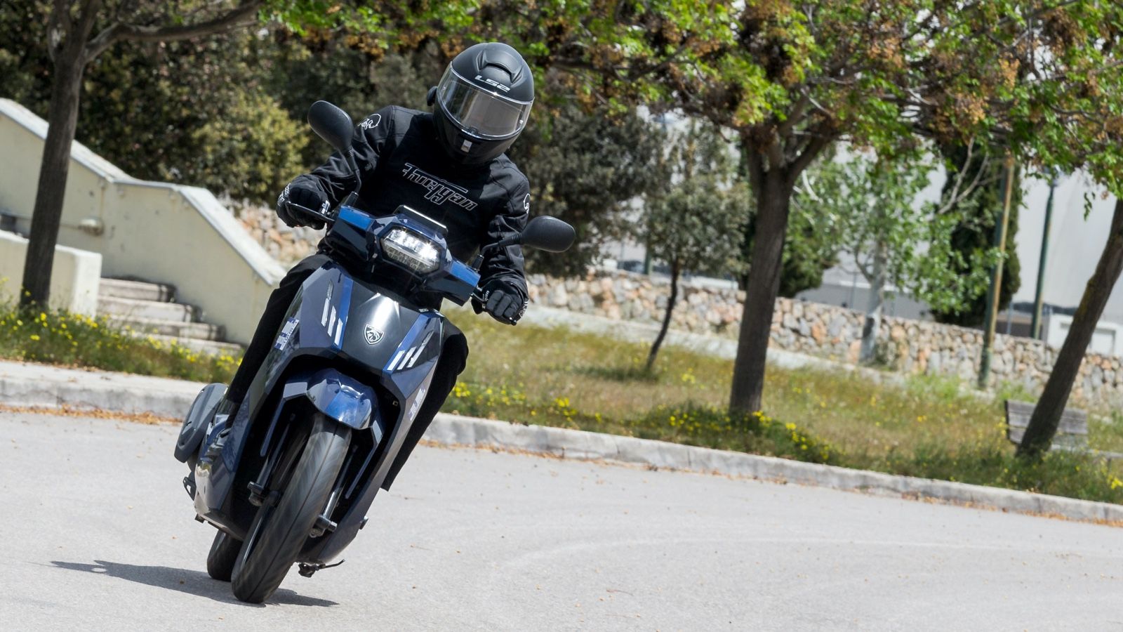 Χάρη στους 16άρηδες τροχούς, παίρνει κλίσεις πρόθυμα και παραμένει σταθερό.