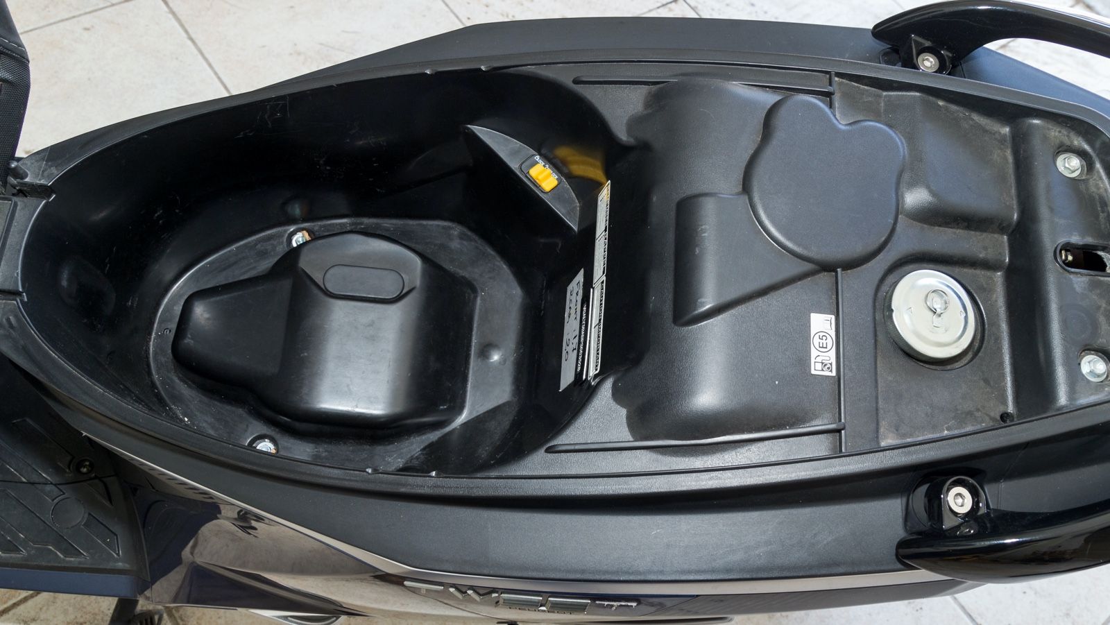 Λόγω «κλασικής» τοποθέτησης του ρεζερβουάρ, ο χώρος αποσκευών είναι μικρός και χωράει μόνο ένα jet μικρού μεγέθους ή διάφορα μικροαντικείμενα (αδιάβρο