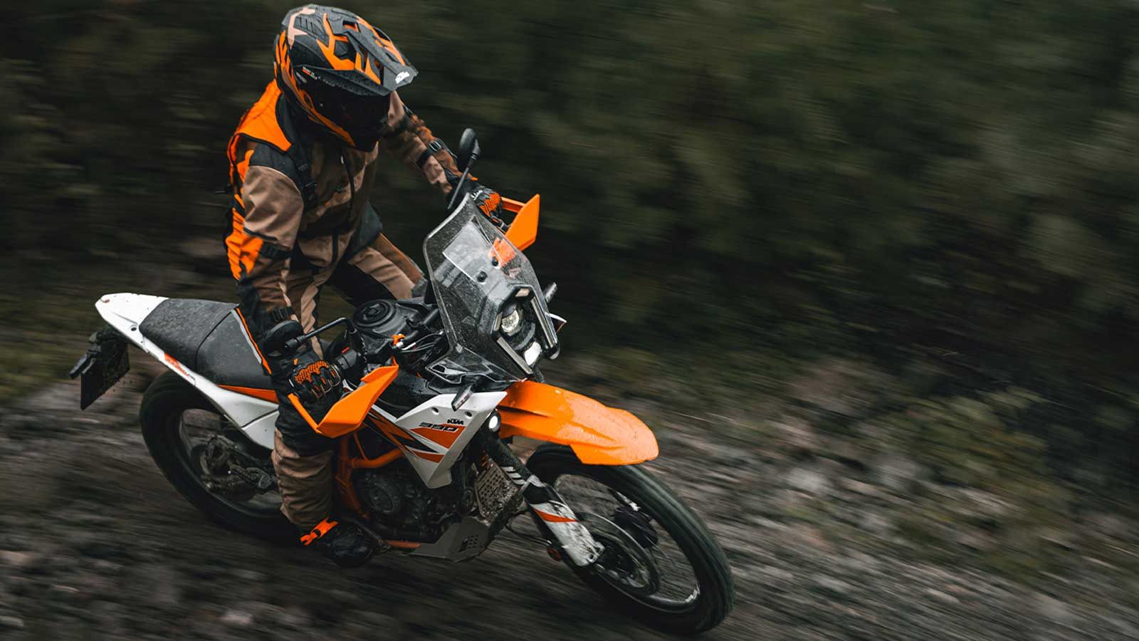 Το 2020 η KTM εισήγαγε στη μικρή adventure κατηγορία μια έκδοση βασισμένη στον εξαιρετικά επιτυχημένο κινητήρα 390κ.εκ, που μέχρι τότε βλέπαμε στα μον