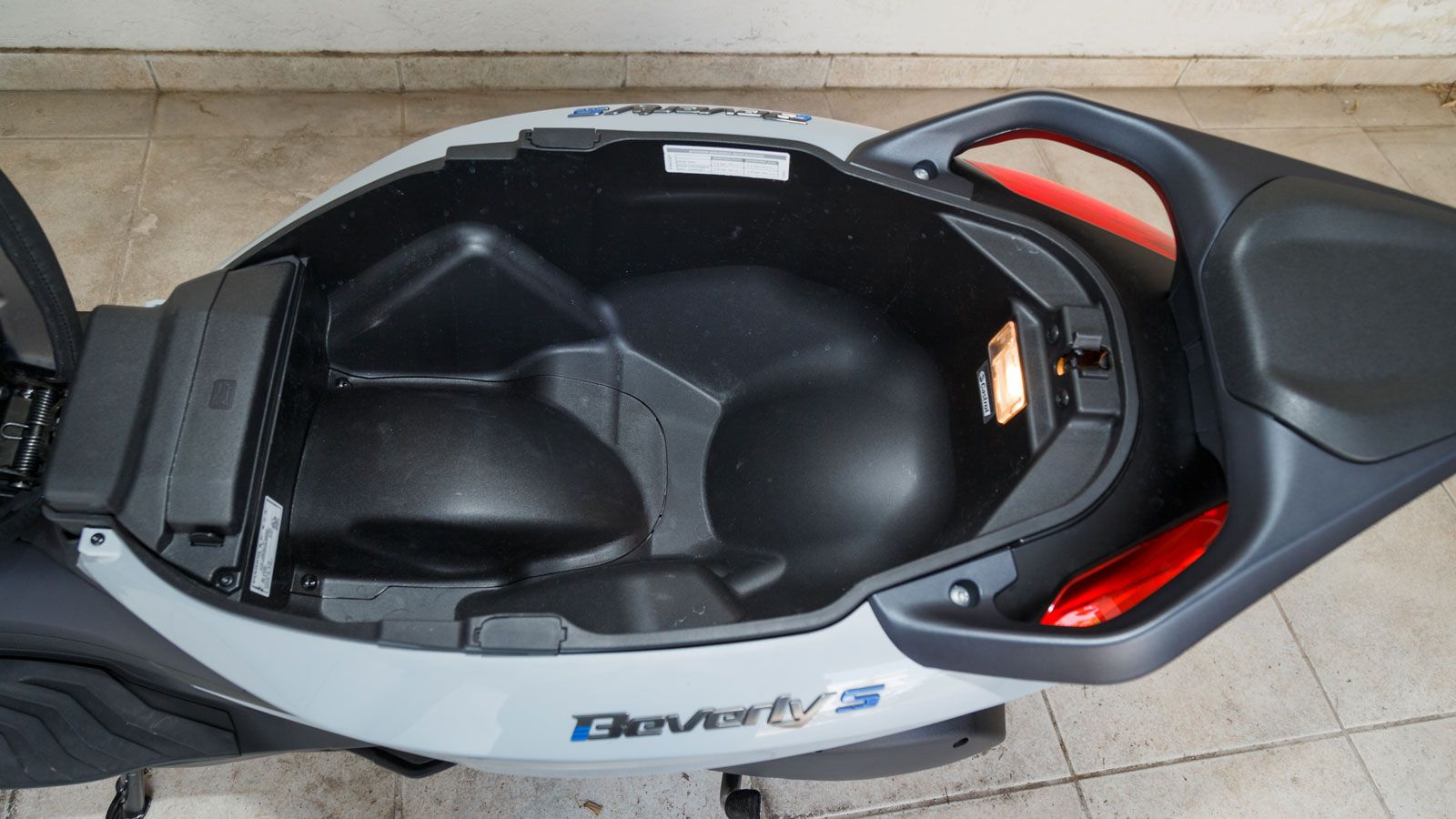 Κάτω από αυτήν θα βρεις έναν αποθηκευτικό χώρο που έχουμε μετρήσει στα 42 λίτρα, όπου θα χωρέσεις με άνεση ένα Full Face κράνος και αρκετά ακόμα αντικ