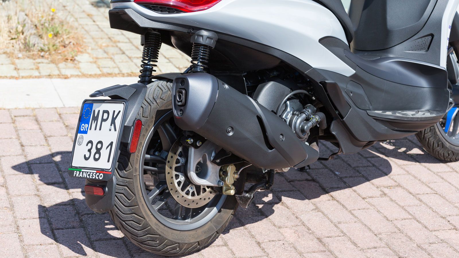 Το φρενάρισμα επιβλέπει φυσικά δικάναλη μονάδα ABS. Τους αλουμινένιους τροχούς 16 και 14 ιντσών εμπρός και πίσω αντίστοιχα, ντύνουν τα City Grip 2 της