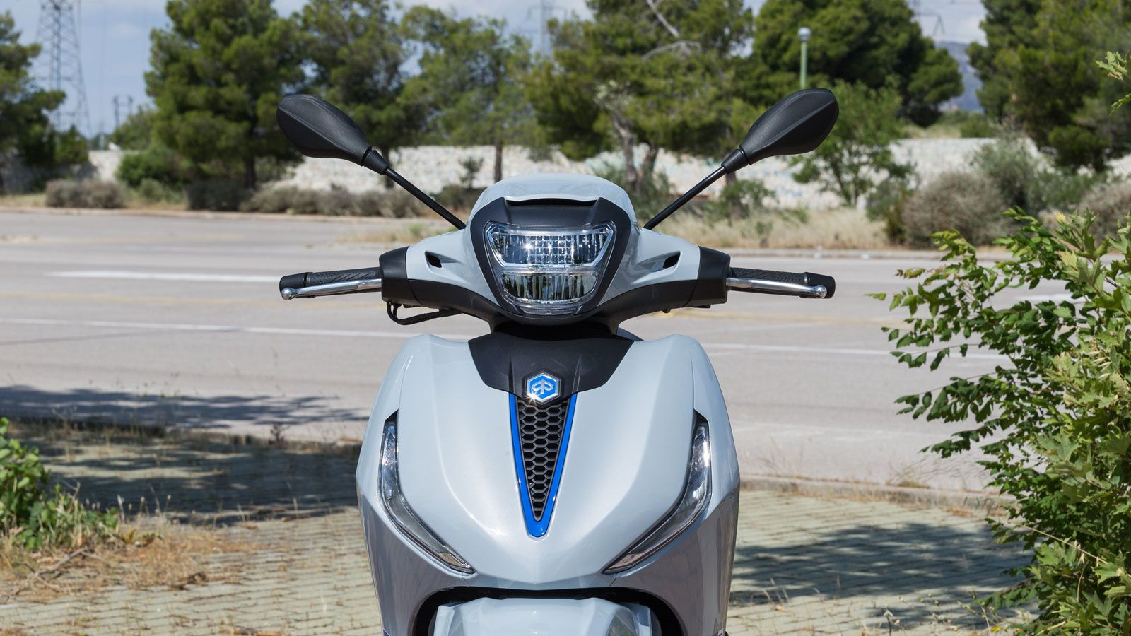 Η μοντέρνα εμφάνιση που προσδίδει ο LED προβολέας και τα φώτα ημέρας πάνω από το εμπρός φτερό, έχει αγαπηθεί ιδιαίτερα από το ελληνικό αγοραστικό κοιν